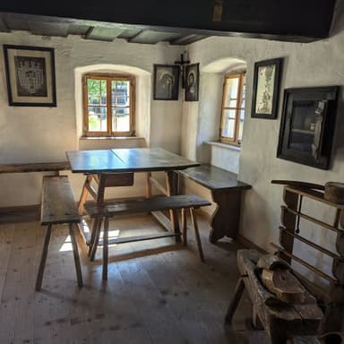 Ein Sesselofen in der niedrigen Stube