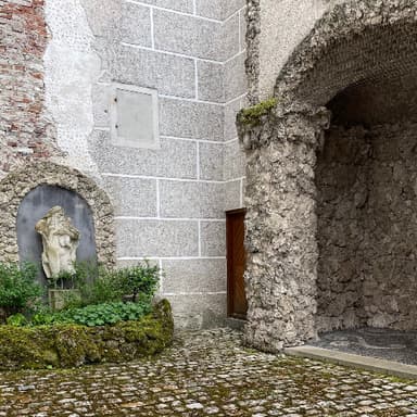 Kleine Terrasse mit Loggia und Brunnen